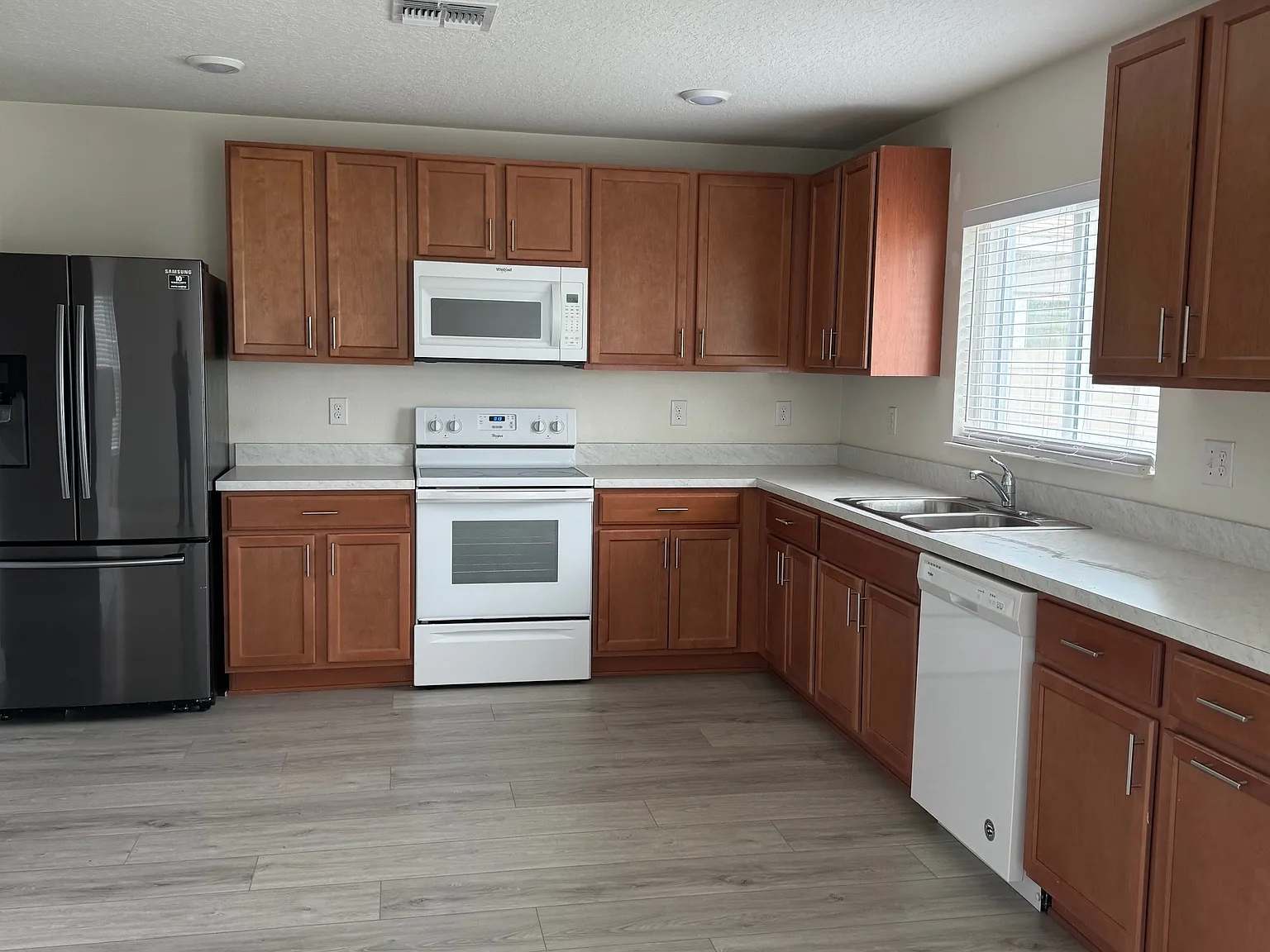 4 bed, 2.5 bath, 2208 sqft, $2,300 — Photo 3