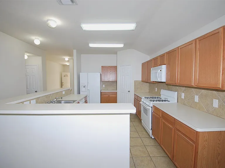 2826 Foster Hill Dr — Photo 5