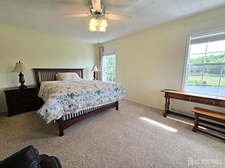 8 Glastonbury Dr — Photo 15