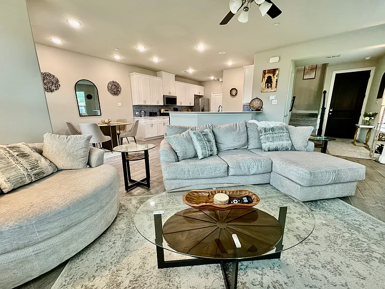 1045 Keswick Dr — Photo 3