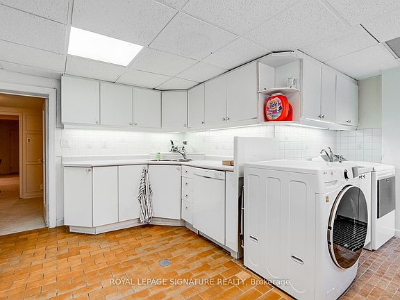 4th image of 529 Spadina Rd