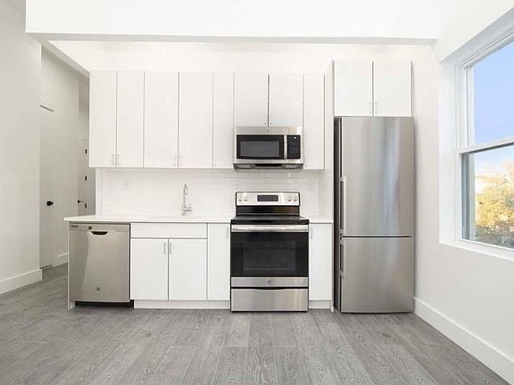 4th image of 206 Nassau Ave #4L