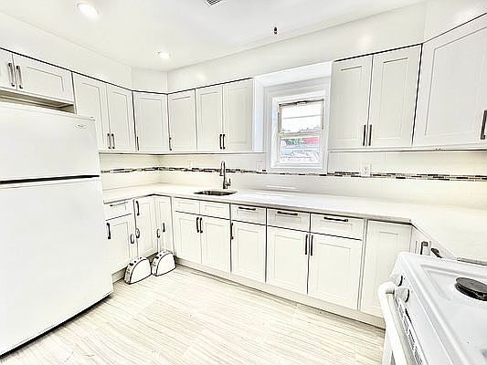 4th image of 25-20 32nd St #3