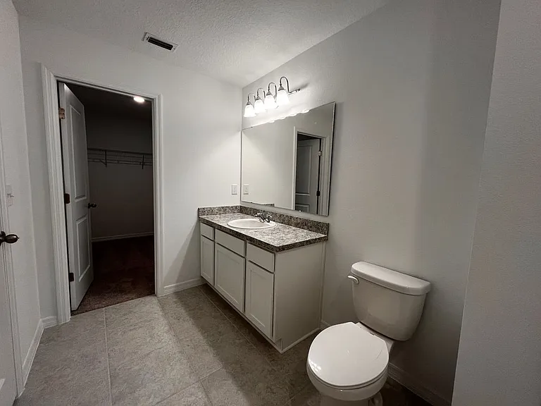 1004 Appleton St — Photo 13