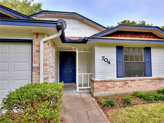3rd image of 704 Hyde Park Pl