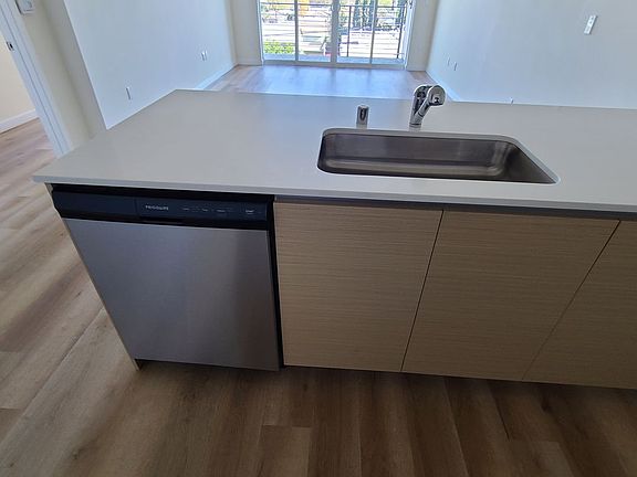 5th image of 5252 Willowcrest Ave #403A