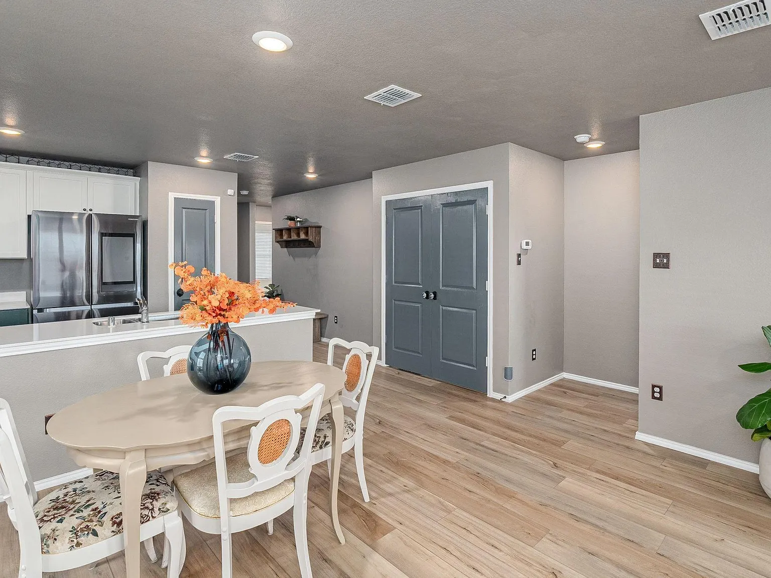 727 Cochran Drive — Photo 2