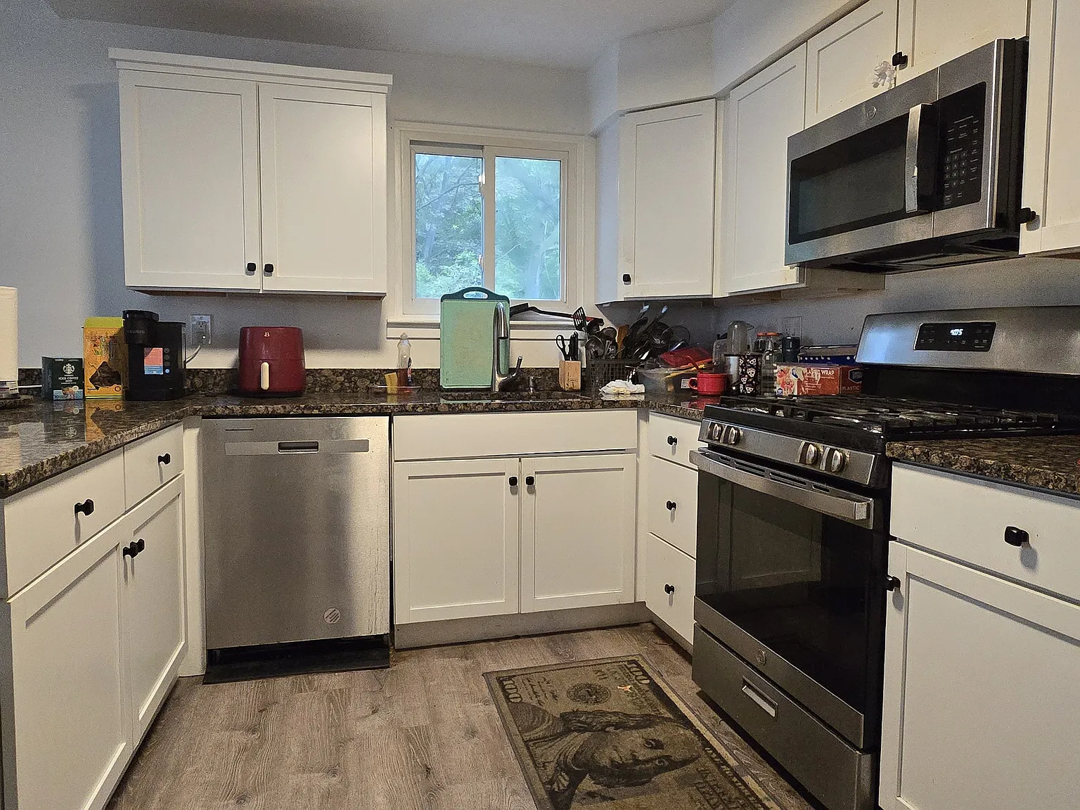 3 bed, 1.5 bath, 1296 sqft, $2,100 — Photo 2