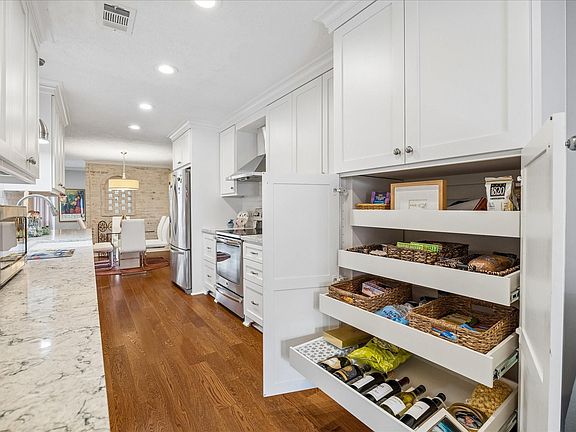 3rd image of 413 N Post Oak Ln #413