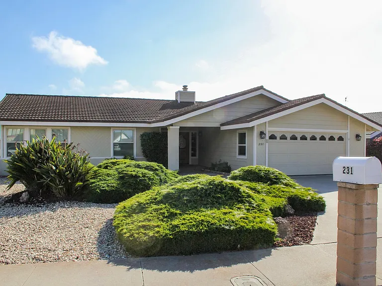 231 Coral Ct — Photo 12