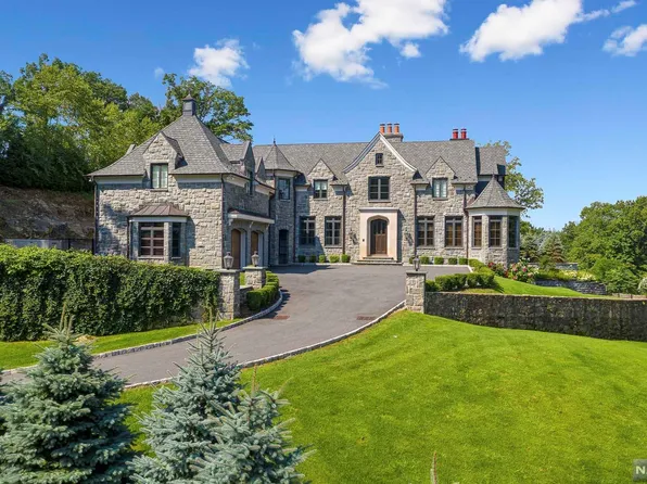 307 Truman Dr, Cresskill, NJ 07626