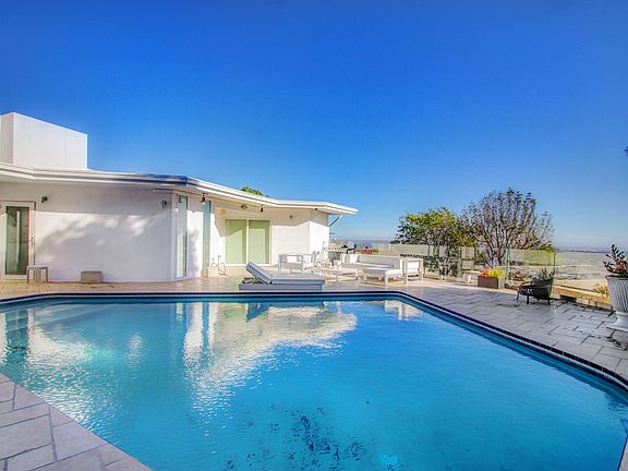 4th image of 8437 Carlton Way