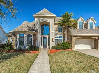 113 Arrowhead Dr, Lake Jackson, TX 77566