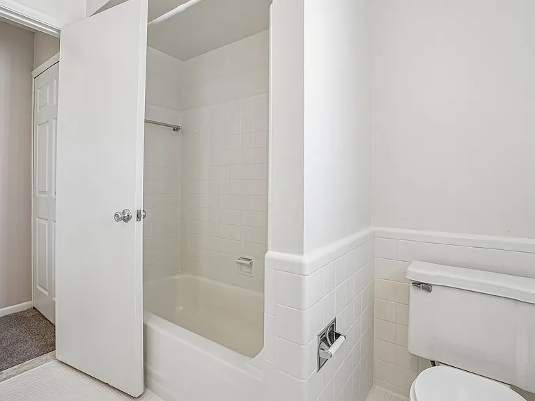 Rivercrest Apartments — Photo 67