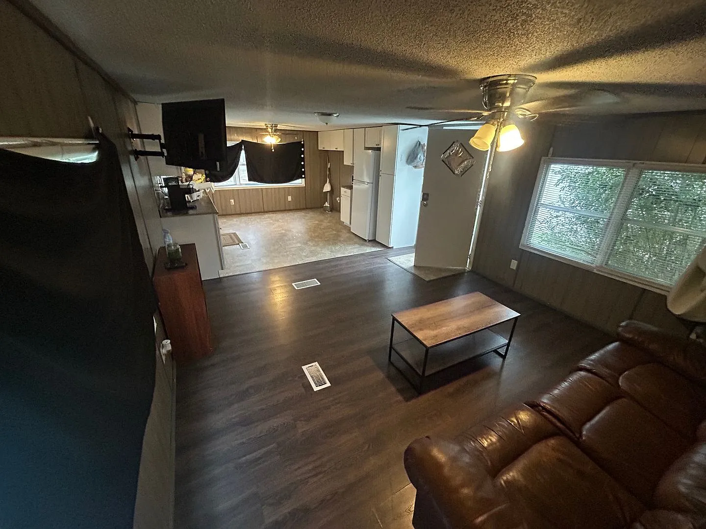 Cozy 2-Bedroom Trailer for Rent Partially Furnished & Pet Friendly — Photo 2