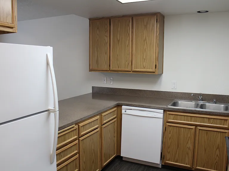 Evergreen Apartments — Photo 8