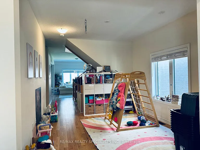 23 Dennis Ave — Photo 4
