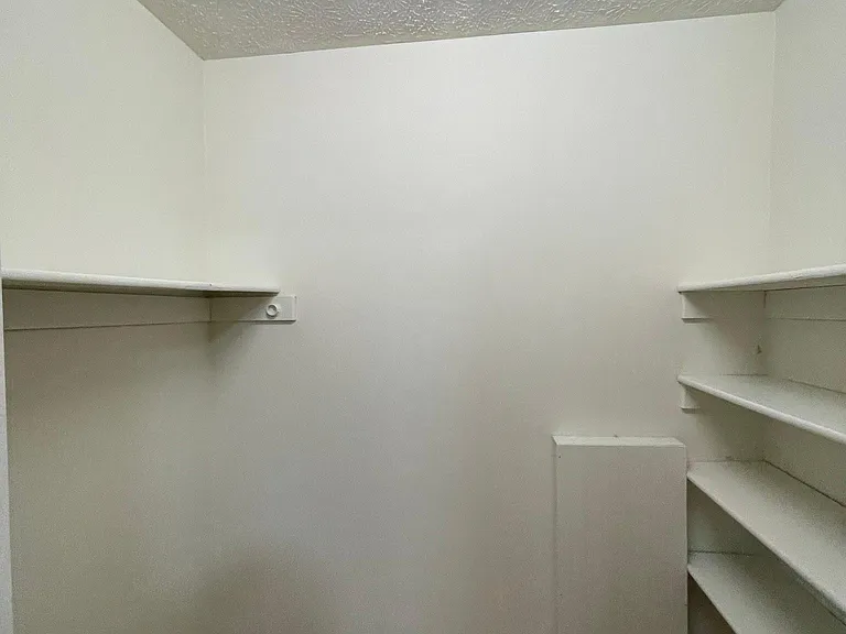 bdrm3 - Walk in closet