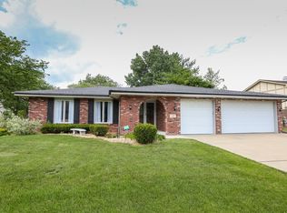 148 Waterford Dr, Willowbrook, IL 60527