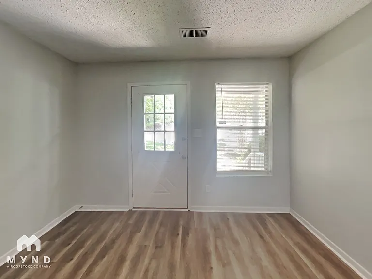 5910 Honeysuckle Cir — Photo 6