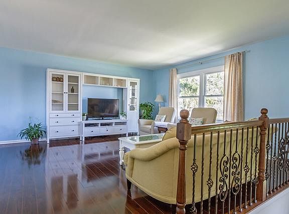 4th image of 1420 Cypress Ave