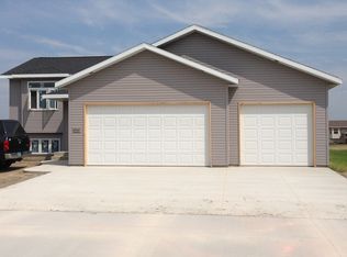 6060 Edgerly Ln, Bismarck, ND 58504