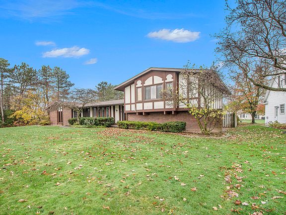 3rd image of 1960 Lockmere Dr SE