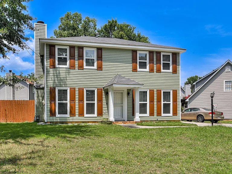 2211 Pleasant Dr — Photo 2