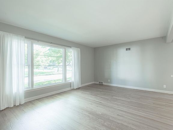 2nd image of 225 E Montclaire Ave