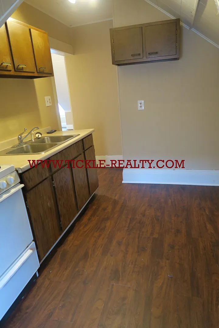 242 Oxford Street — Photo 4