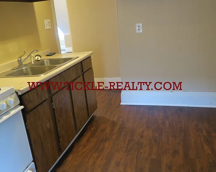 242 Oxford St — Photo 2