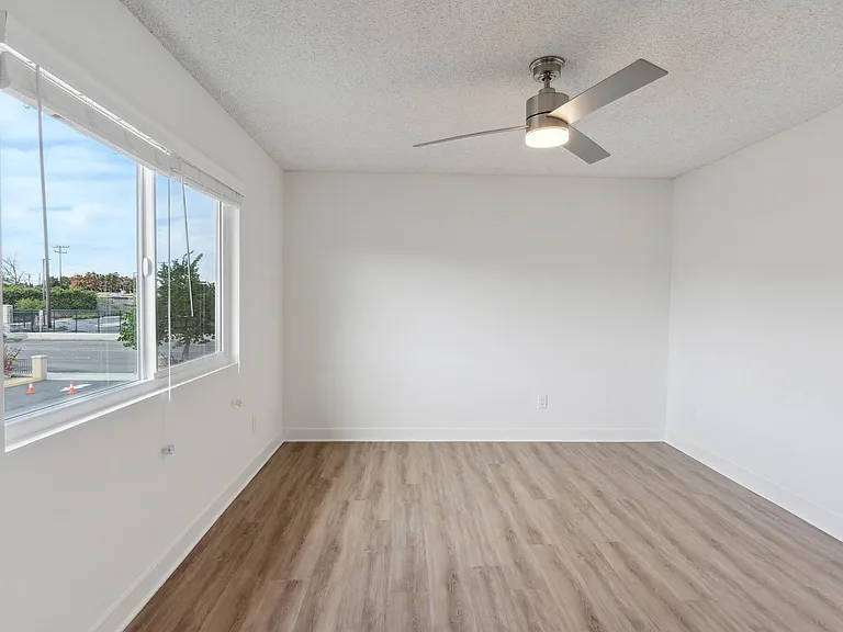 Renaissance Apartments — Photo 15