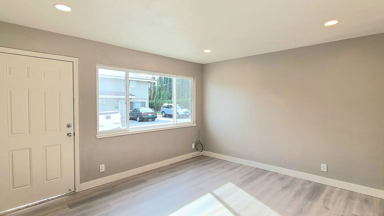 Montrose Apts — Photo 3