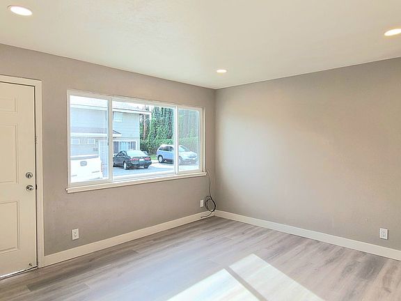 3rd image of 272 Montrose Dr APT B