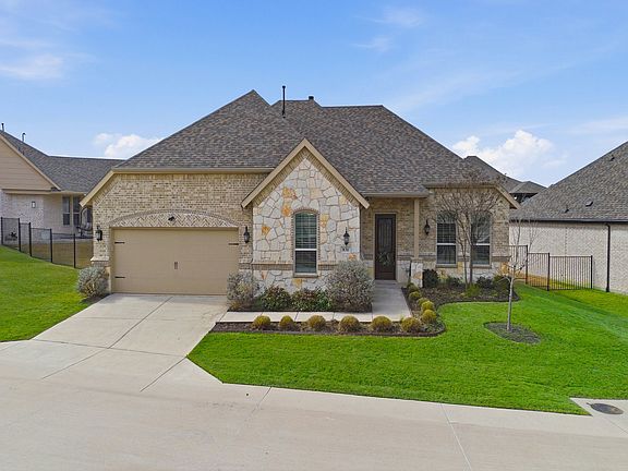 2nd image of 831 Rio Vista Ln