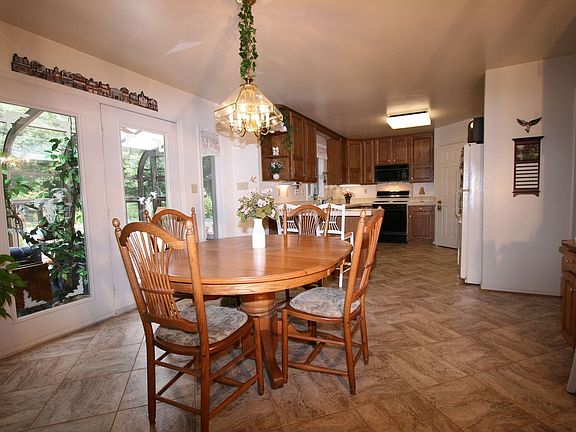 Warm Eat-in/Kitchen