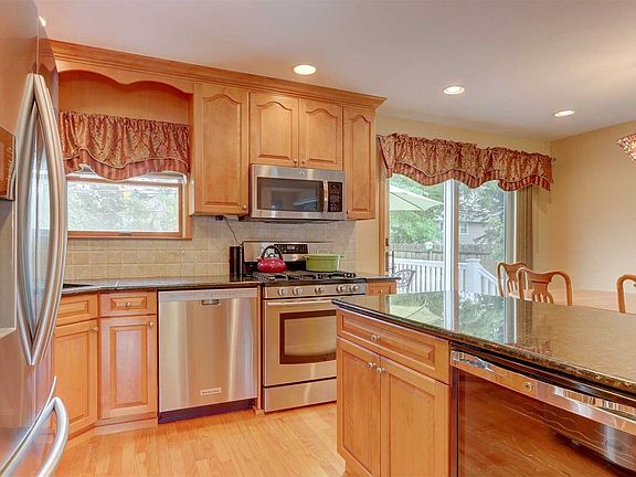 3rd image of 19 Pembroke Dr