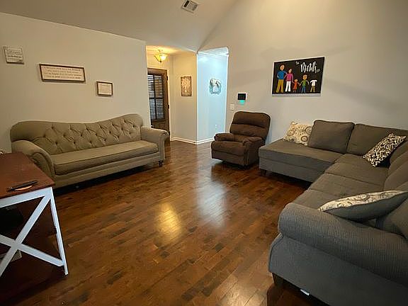 3rd image of 110 Allye Ave