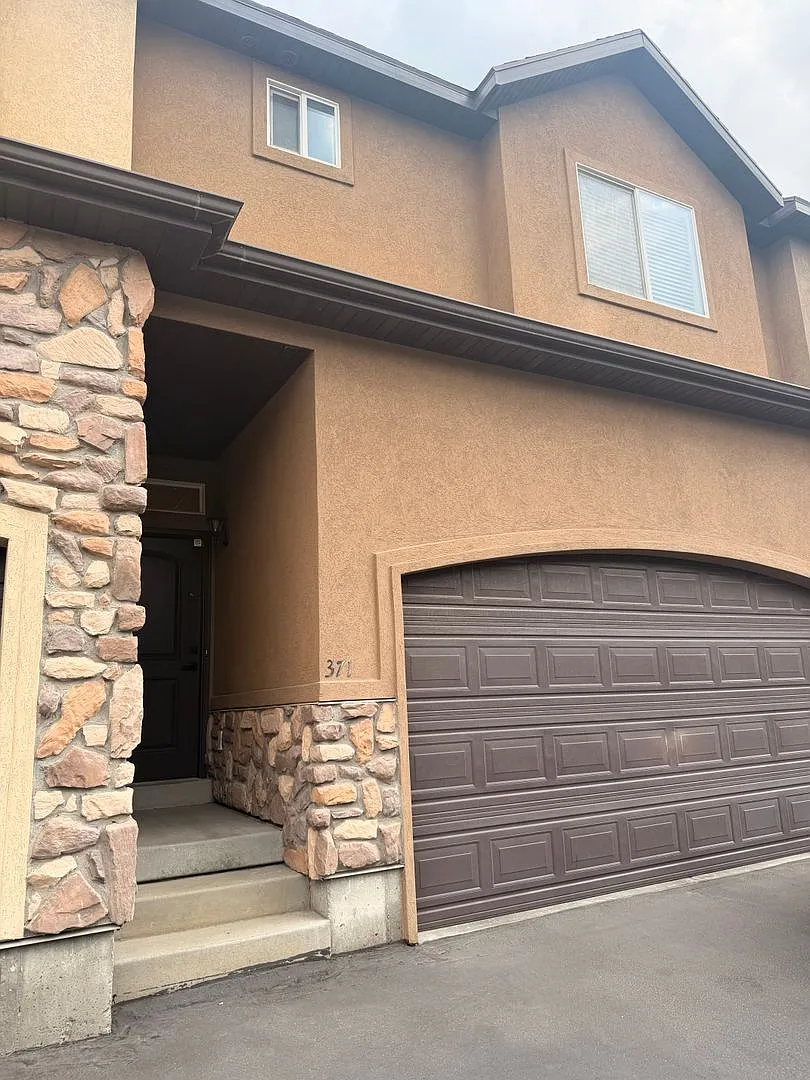 Cozy 3 bedroom 2.5 Bathroom Townhome — Photo 1