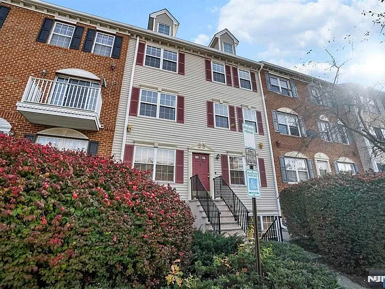 100 Callahan Ct — Photo 3