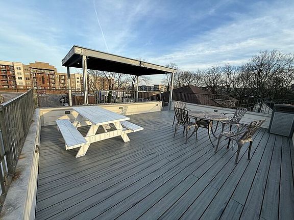 5th image of 805 Bradford Ave #302