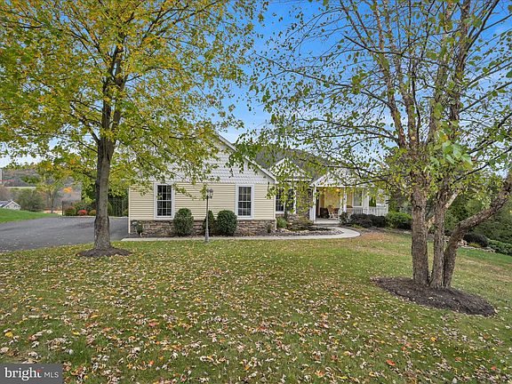 3rd image of 521 Lake Front Dr