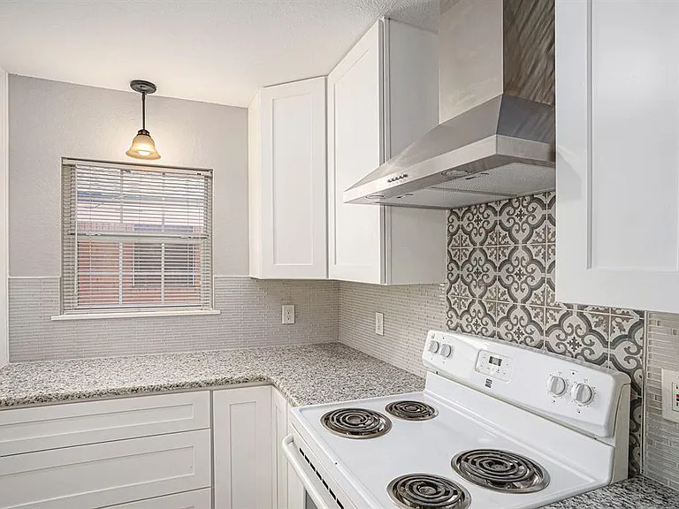 2533 Warren Ave — Photo 7