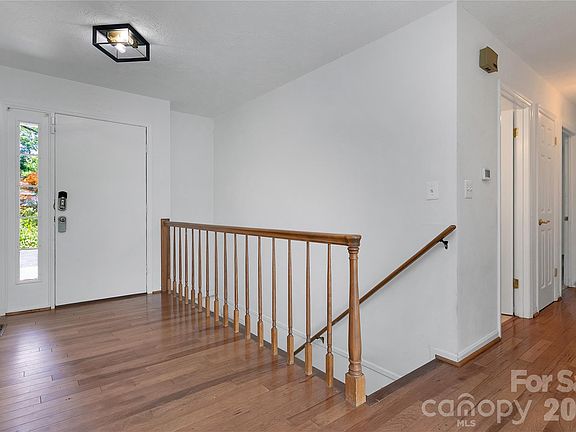 3rd image of 138 Surry Ln