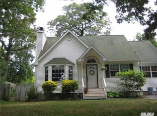 46 Poseidon Rd, Rocky Point, NY 11778