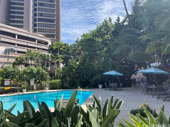 425 Ena Rd, Honolulu, HI 96815