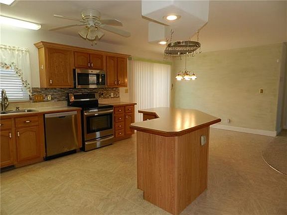 5th image of 1004 NE White Oaks Ln