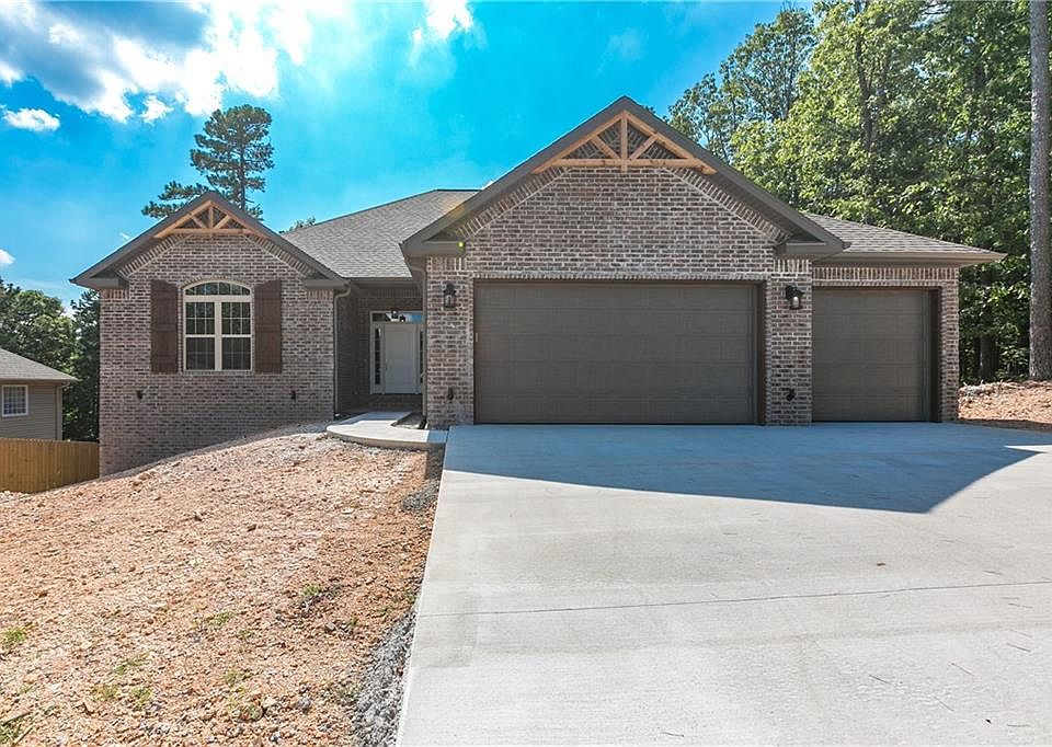1st image of 4 Newcastle Ln