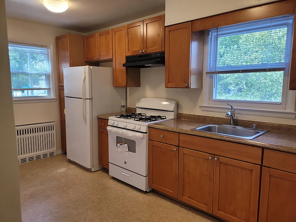 385 Cromwell Ave #1
