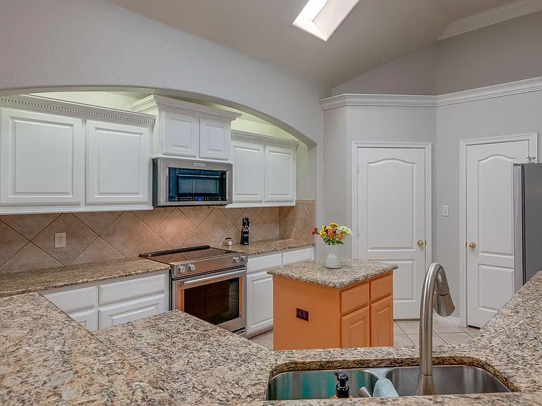 6008 Frost St — Photo 12